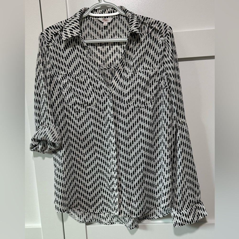 Candie’s Black & White Printed Button-Down Blouse – Size M